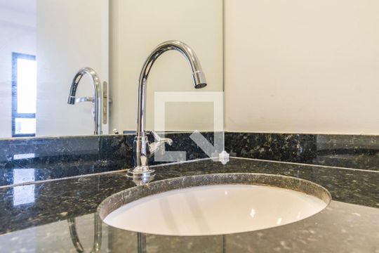 Banheiro de kitnet/studio à venda com 1 quarto, 25m² em Pinheiros, São Paulo
