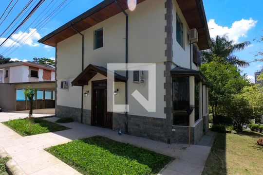 Fachada de casa de condomínio à venda com 4 quartos, 300m² em Vila Tramontano, São Paulo