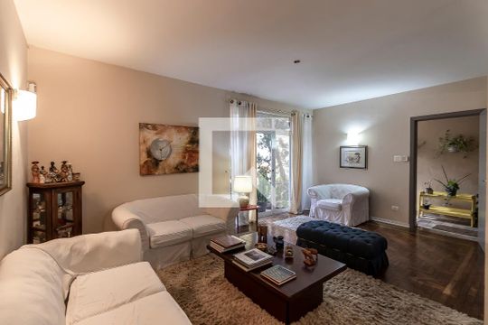 Casa à venda com 4 quartos, 230m² em Indianópolis, São Paulo