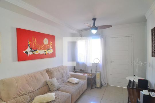 Sala de casa de condomínio para alugar com 2 quartos, 110m² em Igara, Canoas