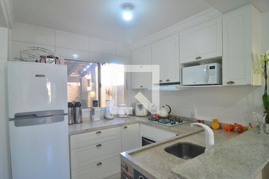 Cozinha de casa de condomínio para alugar com 2 quartos, 110m² em Igara, Canoas