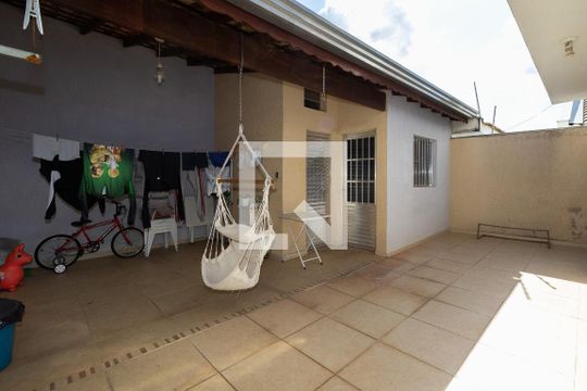 Área externa de casa à venda com 3 quartos, 240m² em Horto Santo Antonio, Jundiaí