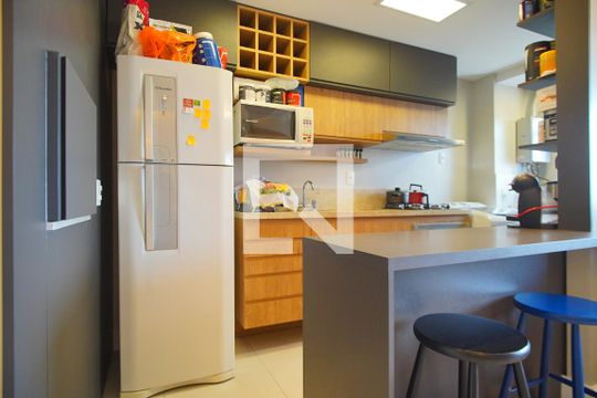 Cozinha de apartamento à venda com 2 quartos, 60m² em São Sebastião, Porto Alegre