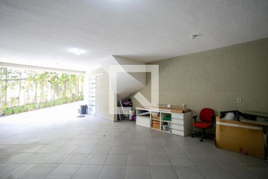 Garagem de casa de condomínio à venda com 3 quartos, 200m² em Vila Romero, São Paulo