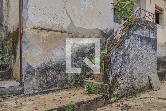 Casa dos Fundos  de casa à venda com 3 quartos, 260m² em Serra, Belo Horizonte