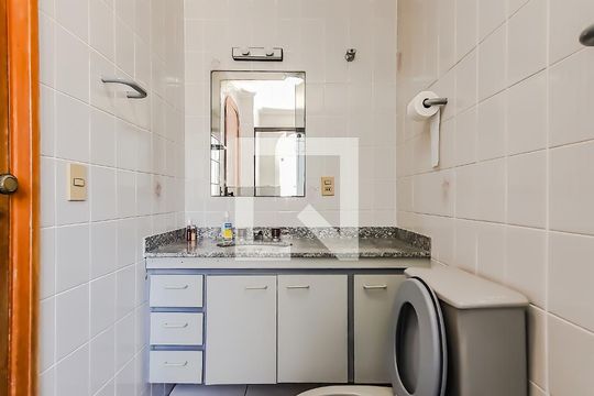 Banheiro da Suíte 1 de apartamento para alugar com 4 quartos, 179m² em Barra Funda, Guarujá