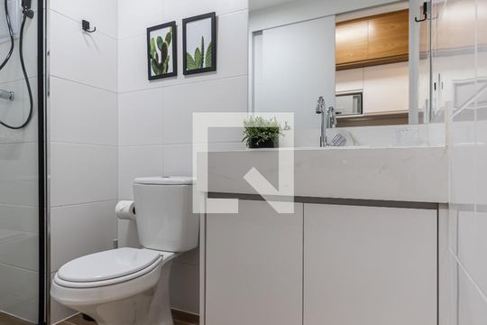 Banheiro de kitnet/studio para alugar com 1 quarto, 25m² em Sumarezinho, São Paulo