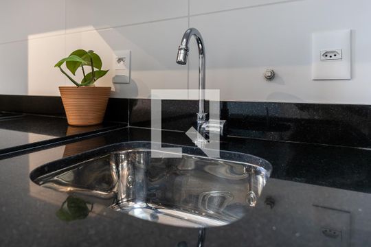 Cozinha de kitnet/studio para alugar com 1 quarto, 25m² em Sumarezinho, São Paulo