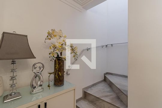 Escadas  de casa à venda com 4 quartos, 350m² em Paraíso, São Paulo