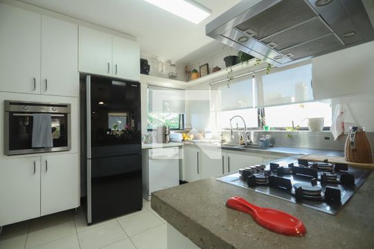 Cozinha de apartamento para alugar com 3 quartos, 200m² em Alto da Lapa, São Paulo