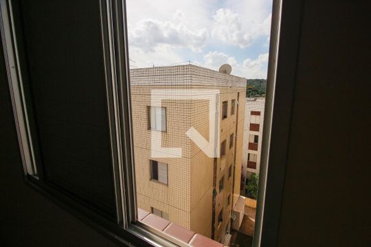 Apartamento para alugar com 2 quartos, 43m² em Vila Indiana, Taboão da Serra