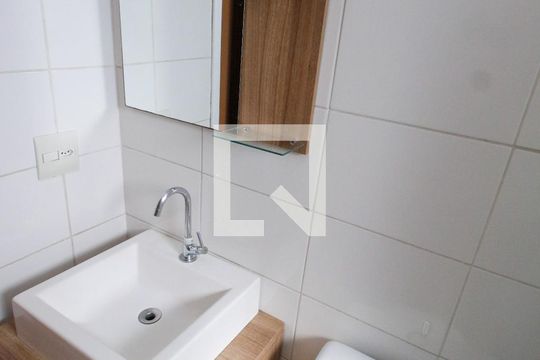 Banheiro de apartamento para alugar com 2 quartos, 43m² em Vila Indiana, Taboão da Serra