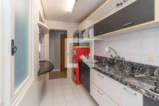 Cozinha e Área de Serviço de apartamento para alugar com 1 quarto, 55m² em São João, Porto Alegre