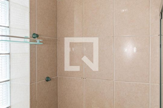 Banheiro de apartamento para alugar com 1 quarto, 55m² em São João, Porto Alegre
