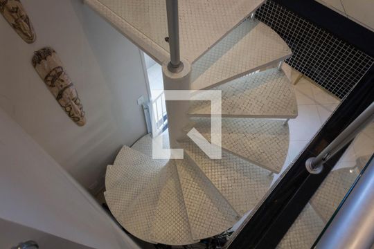 Escada de apartamento para alugar com 2 quartos, 157m² em Jardim Borborema, São Bernardo do Campo