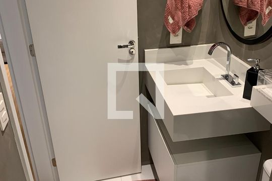 Banheiro de apartamento para alugar com 2 quartos, 69m² em Continental, Osasco