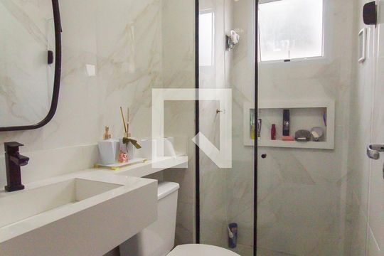Banheiro de apartamento à venda com 2 quartos, 84m² em Vila Carmosina, São Paulo