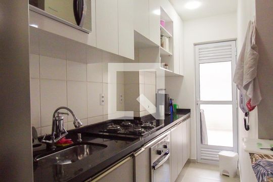 Cozinha de apartamento à venda com 2 quartos, 84m² em Vila Carmosina, São Paulo