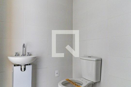 Banheiro de kitnet/studio para alugar com 1 quarto, 26m² em Jardim das Acácias, São Paulo