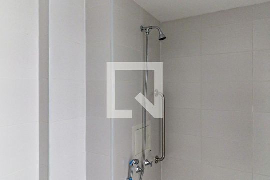 Banheiro de kitnet/studio para alugar com 1 quarto, 26m² em Jardim das Acácias, São Paulo