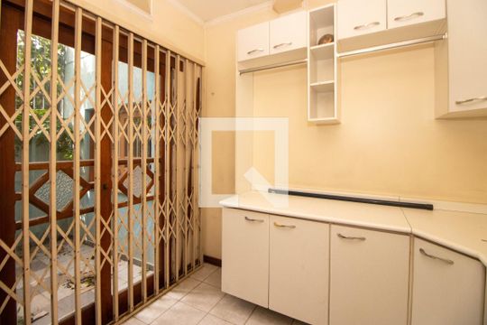 Dependência de casa à venda com 5 quartos, 550m² em Jardim Itu, Porto Alegre