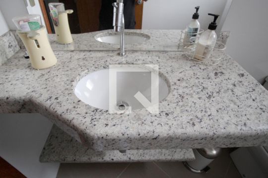 Banheiro da Sala de TV de casa de condomínio para alugar com 3 quartos, 420m² em Jardim Residencial Giverny, Sorocaba