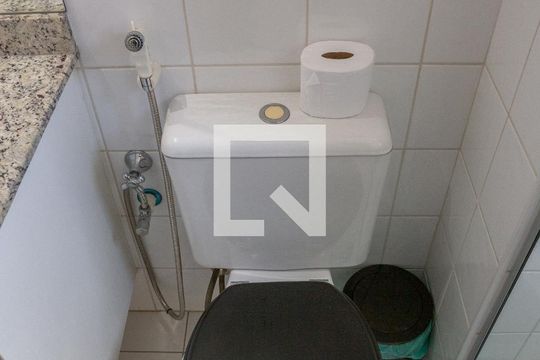 Banheiro Social de apartamento para alugar com 3 quartos, 87m² em Vila Romana, São Paulo