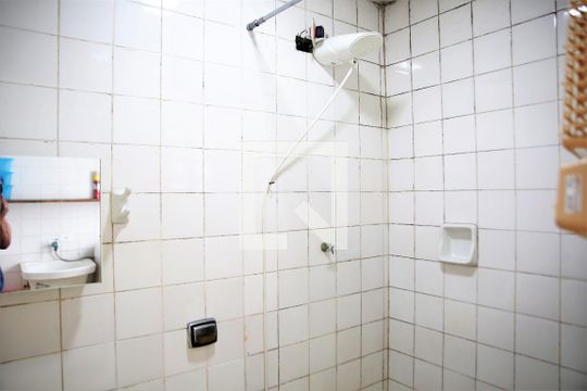 Banheiro de serviço de apartamento para alugar com 3 quartos, 127m² em Guilhermina, Praia Grande