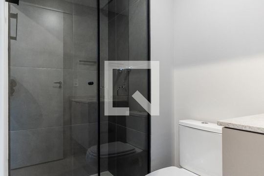 Banheiro de kitnet/studio à venda com 1 quarto, 27m² em Pinheiros, São Paulo