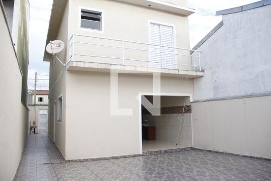 Quintal de casa para alugar com 3 quartos, 150m² em Jardim Quaresmeira, Suzano