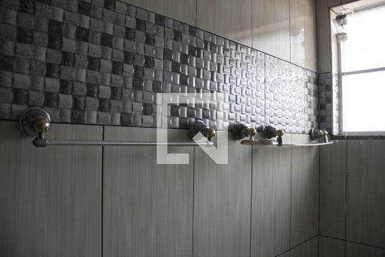Banheiro de casa para alugar com 3 quartos, 150m² em Jardim Quaresmeira, Suzano