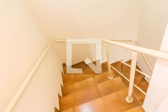 Escada de casa para alugar com 3 quartos, 149m² em Vila Sônia, São Paulo