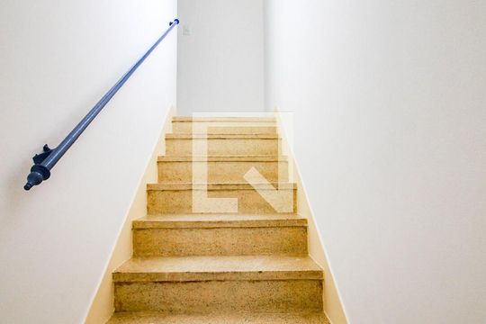 escada acesso quartos de casa para alugar com 2 quartos, 95m² em Parada Inglesa, São Paulo