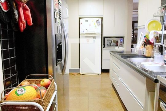 Cozinha de apartamento à venda com 3 quartos, 320m² em Real Parque, São Paulo