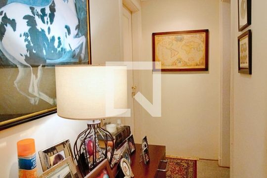 Corredor  de apartamento à venda com 3 quartos, 320m² em Real Parque, São Paulo