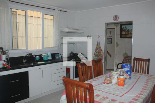 Cozinha de casa para alugar com 4 quartos, 200m² em Jardim Santa Helena, São Paulo