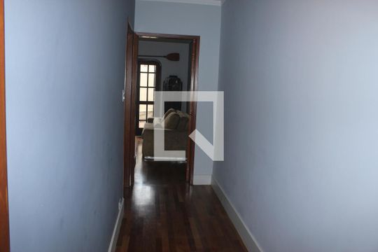 Corredor de casa para alugar com 4 quartos, 200m² em Jardim Santa Helena, São Paulo