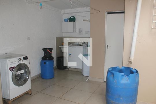 Área de Serviço de casa para alugar com 4 quartos, 200m² em Jardim Santa Helena, São Paulo