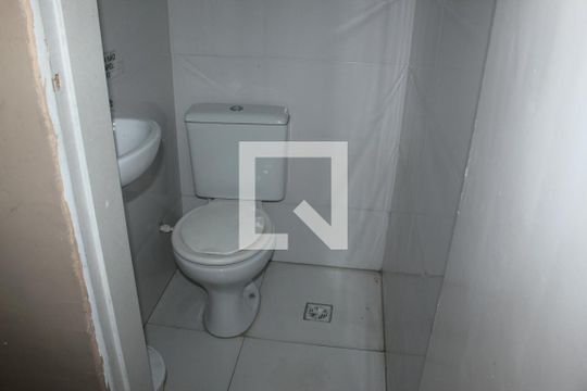 Banheiro de serviço de casa para alugar com 4 quartos, 200m² em Jardim Santa Helena, São Paulo