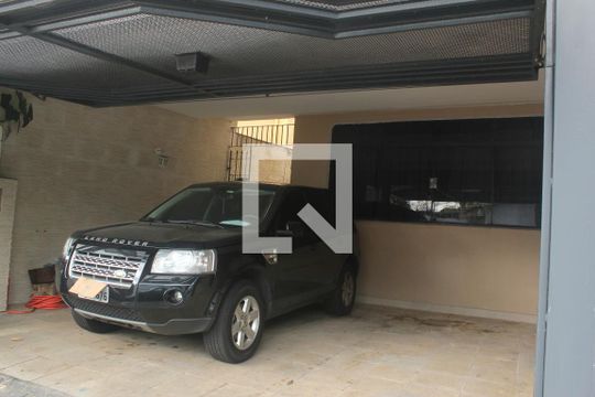 Garagem de casa para alugar com 4 quartos, 200m² em Jardim Santa Helena, São Paulo