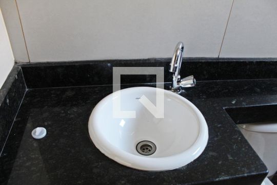 Banheiro de apartamento à venda com 2 quartos, 60m² em Jardim Itapemirim, São Paulo