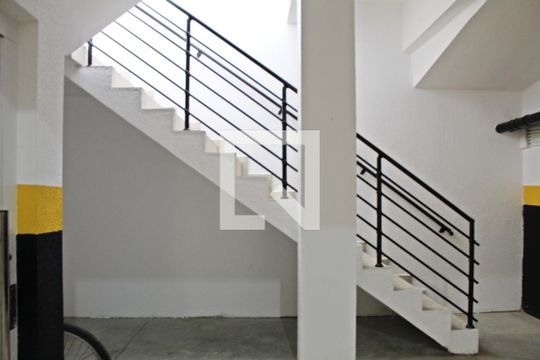 Escada garagem de apartamento à venda com 2 quartos, 60m² em Jardim Itapemirim, São Paulo
