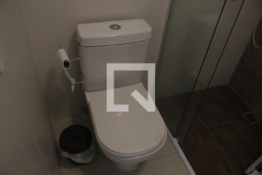 Banheiro de apartamento para alugar com 1 quarto, 52m² em José Menino, Santos