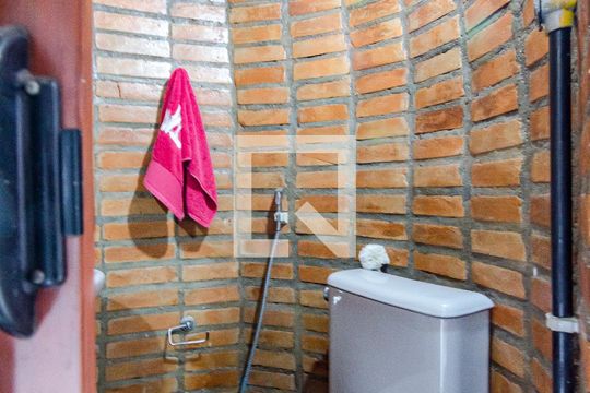 Banheiro de serviço de casa para alugar com 2 quartos, 110m² em Vila Madalena, São Paulo