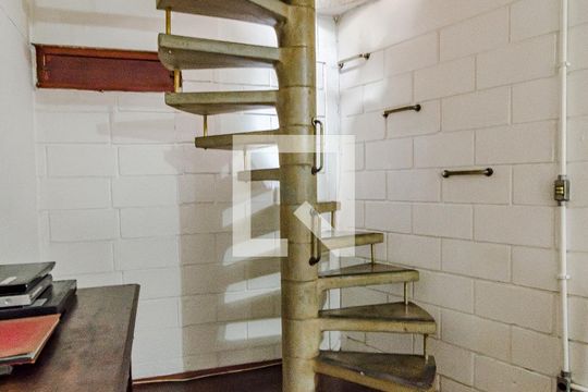 Escada de casa para alugar com 2 quartos, 110m² em Vila Madalena, São Paulo