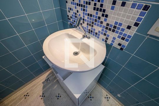 Banheiro de apartamento para alugar com 2 quartos, 65m² em Pinheiros, São Paulo