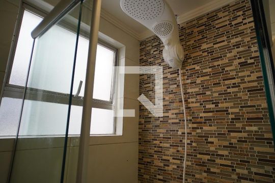 Banheiro de apartamento à venda com 1 quarto, 47m² em São João, Porto Alegre