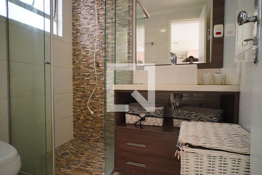 Banheiro de apartamento à venda com 1 quarto, 47m² em São João, Porto Alegre
