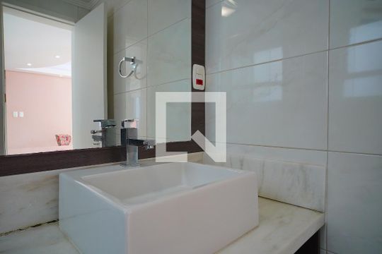 Banheiro de apartamento à venda com 1 quarto, 47m² em São João, Porto Alegre