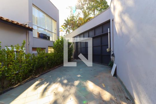Garagem de casa para alugar com 1 quarto, 40m² em Paraisópolis, São Paulo